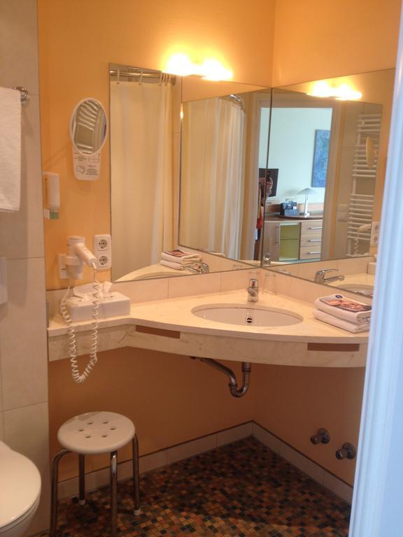 Nordseehotel Benser Hof Am Hafen เบนซาซิเออ ห้อง รูปภาพ