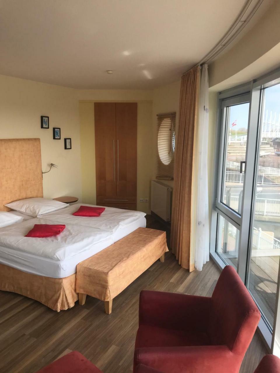 Nordseehotel Benser Hof Am Hafen เบนซาซิเออ ภายนอก รูปภาพ